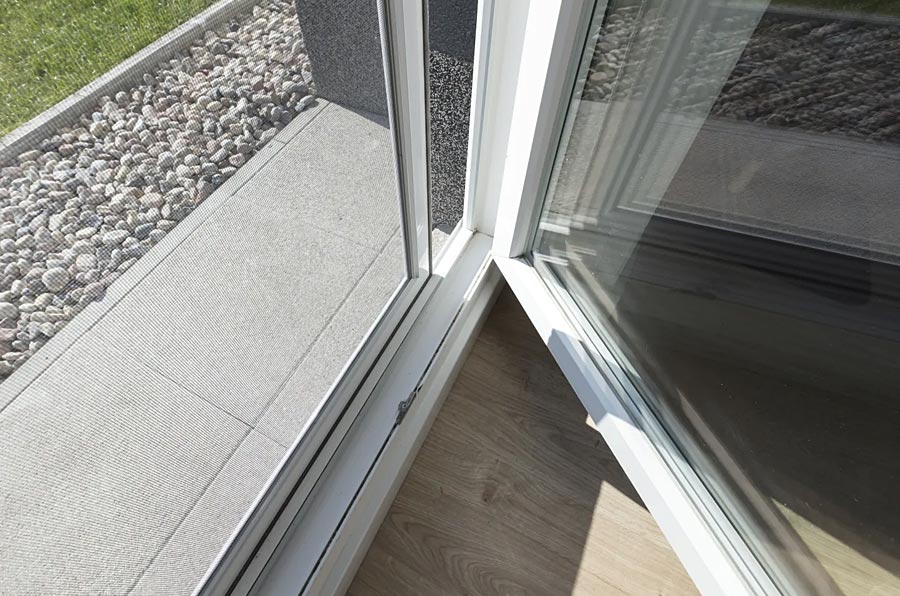 Jak zabezpieczyć wnętrze przed komarami?