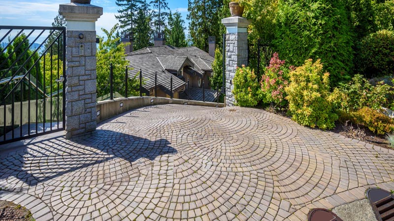 Podjazd z kostki brukowej - modna nawierzchnia w 2026 roku