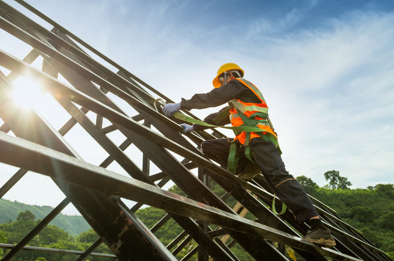 Szelki bezpieczeństwa niezbędnym wyposażeniem w pracy na wysokościach