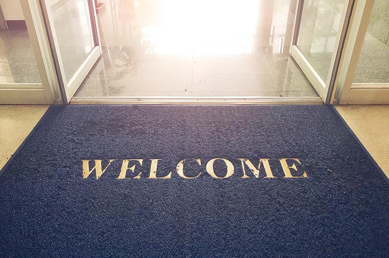 Wycieraczki z logo firmy: kiedy warto w nie zainwestować